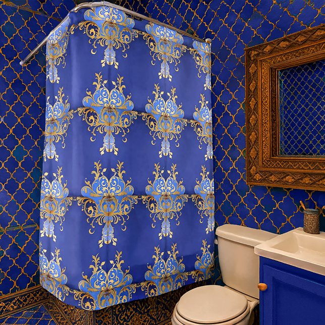 Rideaux De Douche Motif d'or Royal Bleu d'ornement Arabesque (Arabesque ornamental gold filigree and royal blue shower curtain in situ, modern Moroccan bathroom)