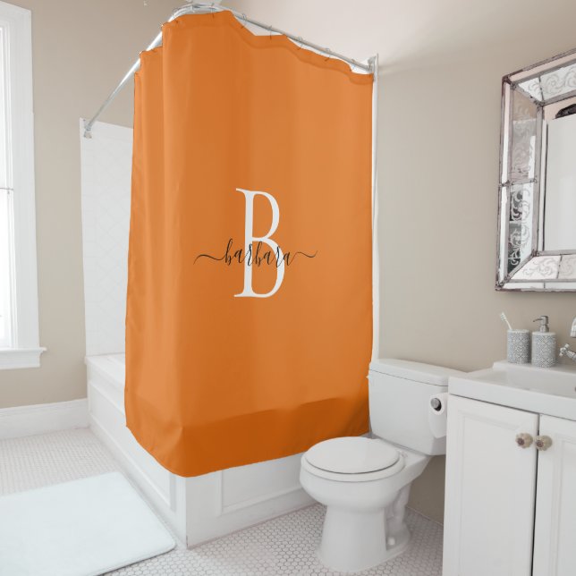 Rideaux De Douche Nom élégant en écriture orange monogramme (En situation)