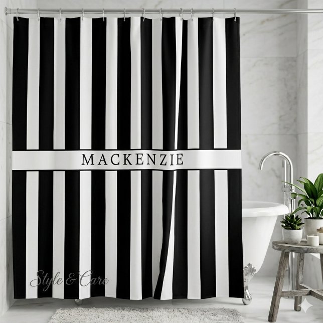 Rideaux De Douche Nom personnalisé rayé vertical noir et blanc (Custom Name Black and White Vertical Striped Shower Curtain)