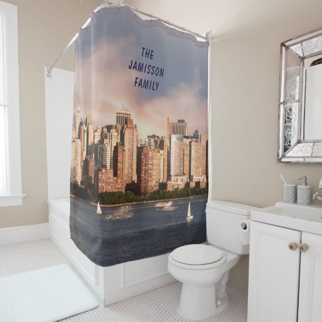 Rideaux De Douche NYC Lower Manhattan Skyline avec nom personnalisé (En situation)