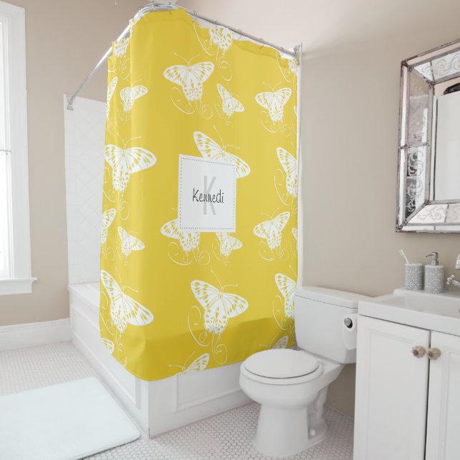 Rideaux De Douche Papillons Blanc Sur Motif Jaune Avec Nom (En situation)