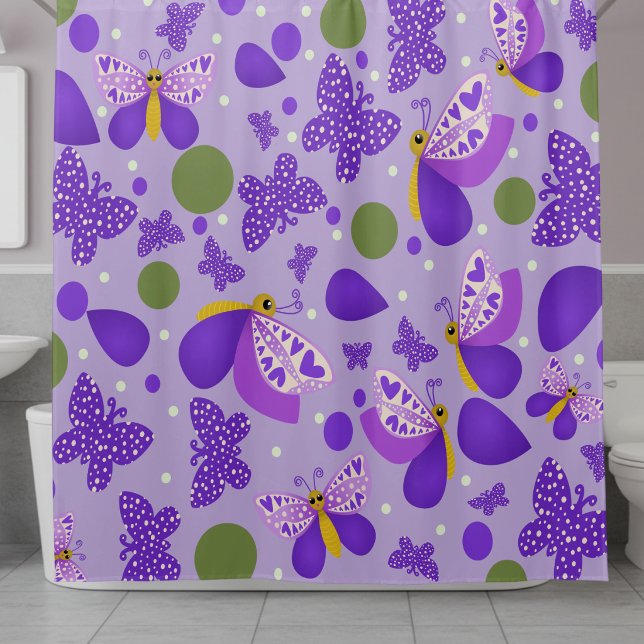 Rideaux De Douche Papillons Violets Mignons Dessinés à la Main avec  (Shower curtain with purple butterflies and green dots on a soft backdrop. Everyday pretty.)