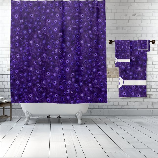 Rideaux De Douche Paradis du paon pourpre (Purple Peacock Paradise shower curtain and matching monogram towel set.)