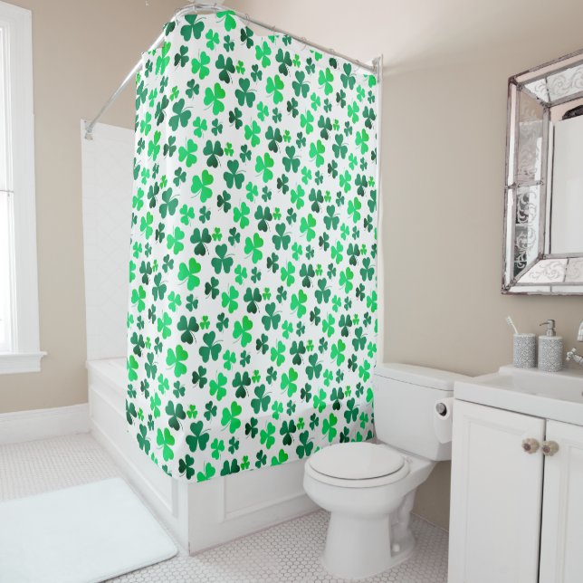 Rideaux De Douche Pastel Green Shamrock feuille de trèfle sur blanc  (En situation)