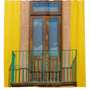 Rideaux De Douche Porte en bois bleu sur bâtiment en béton jaune