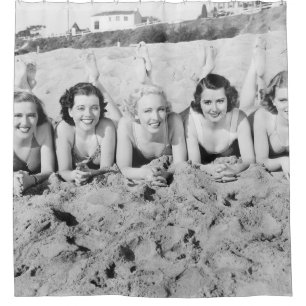Rideaux De Douche Portrait de cinq jeunes femmes allongées sur la pl