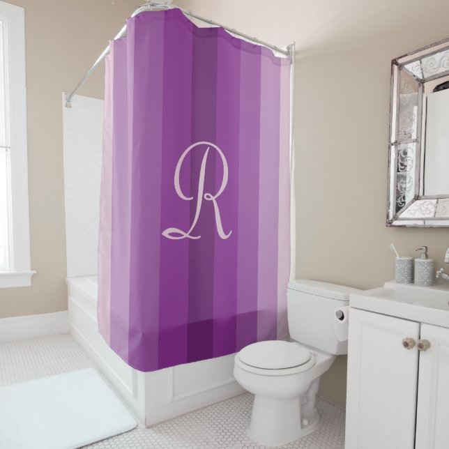 Rideaux De Douche Raye Violet Pâle Violet Monogramme Personnalisé (En situation)