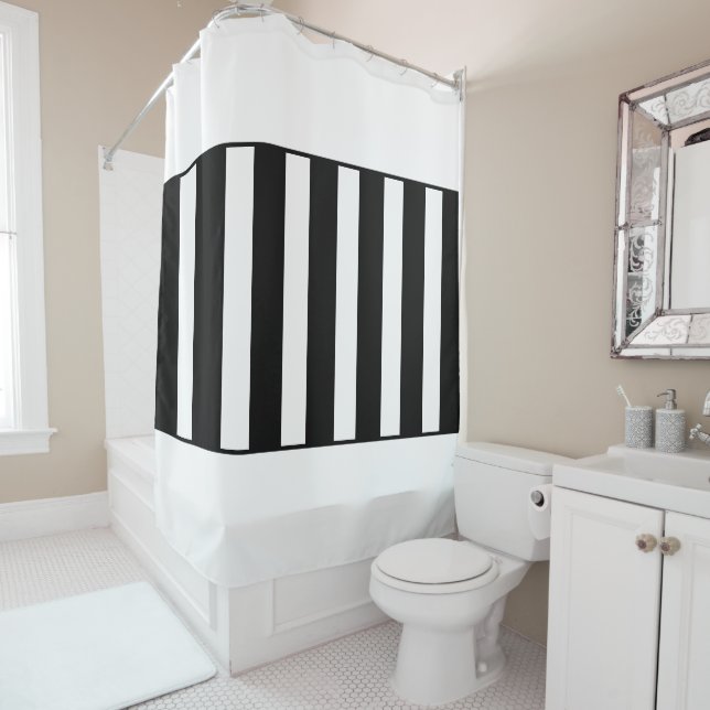 Rideaux De Douche Rayures au milieu. Noir et blanc. (En situation)