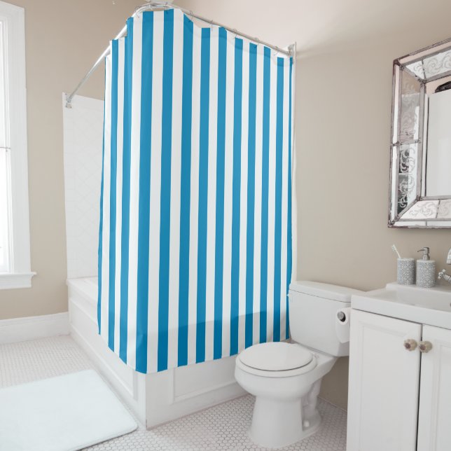 Rideaux De Douche Rayures bleues de chaise longue (En situation)