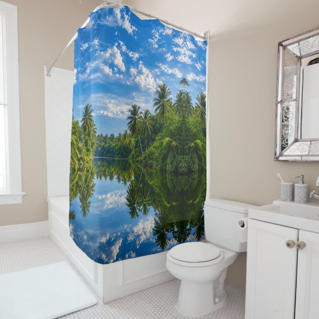 Rideaux De Douche Reflets de rivière tropicale dans un miroir  (En situation)