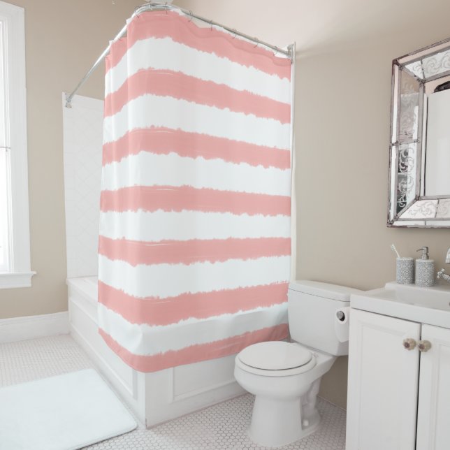 Rideaux De Douche Rose corail pastel et rayures aquarelles blanches (En situation)
