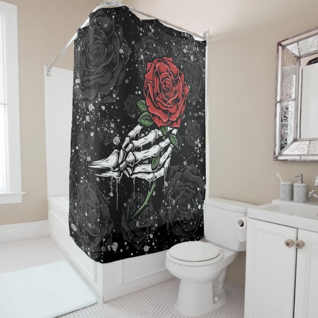 Rideaux De Douche Rose de squelette offrant un glamour gothique noir (En situation)