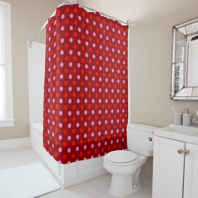 Rideaux De Douche Rouge et rose sur fond bordeaux à pois design  (En situation)