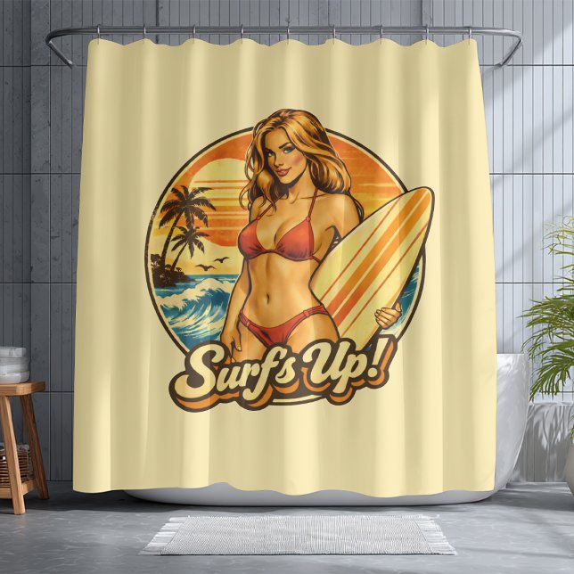Rideaux De Douche Surf's Up Bikini Pin-Up | Retro Surf Shop Graphic (Créateur téléchargé)