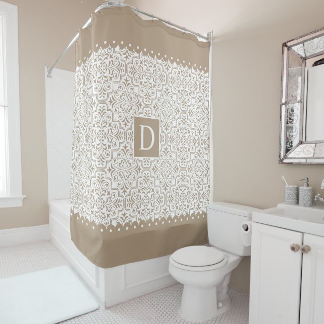 Rideaux De Douche Taupe modèle damas, bordures de pétoncles monogram (En situation)