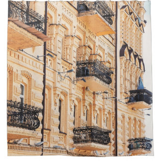 Rideaux De Douche Une vieille maison jaune aux balcons en fer forgé.