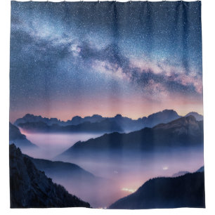 Rideaux De Douche Voie Lactée sur les montagnes dans le brouillard l