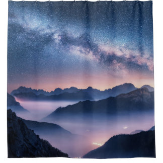 Rideaux De Douche Voie Lactée sur les montagnes dans le brouillard l
