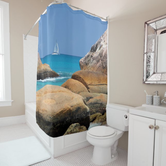 Rideaux De Douche Voilier Passant Par La Plage (En situation)