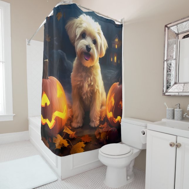 Rideaux De Douche Yorkipoo d'Halloween avec citrouilles effrayant (En situation)