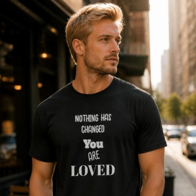 Rien n'a changé, vous êtes aimé T-Shirt Basic fonc (AI Generated Model)