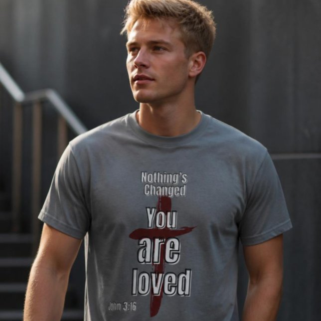 "Rien n'a changé, vous êtes aimé" T-shirt unisexe (Créateur téléchargé)