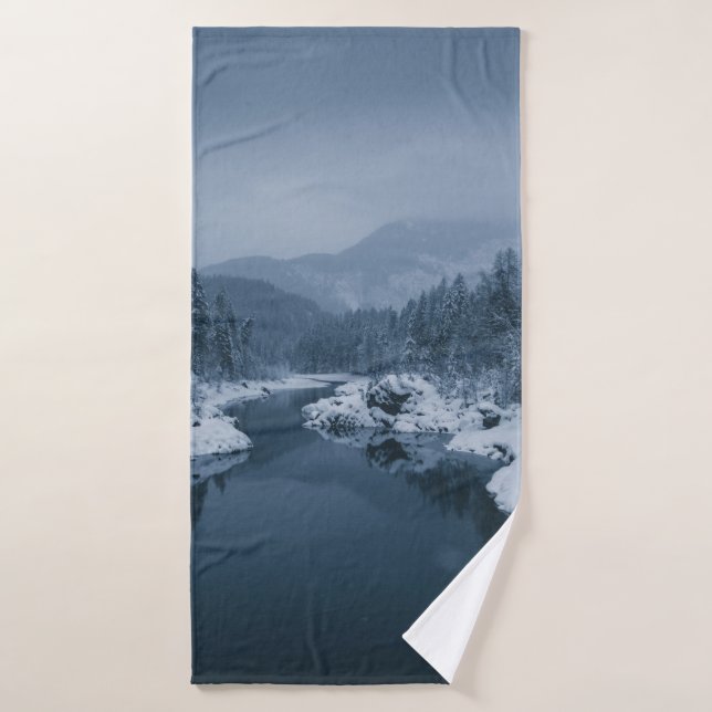 RIVIÈRE ENTOURÉE D'UN CHAMP DE NEIGE COUVERT DE PI (Serviette de bain)