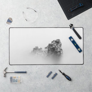 Roche isolée dans une brume de mer