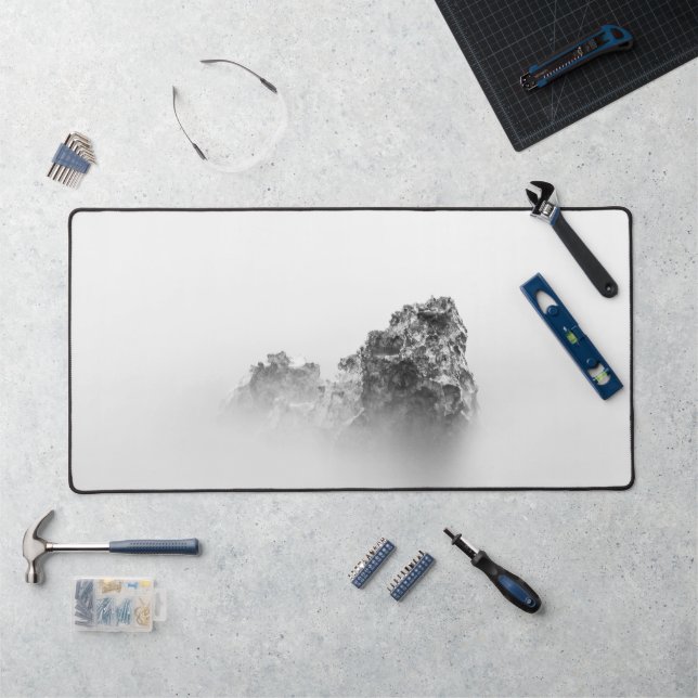 Roche isolée dans une brume de mer (Poste de travail)