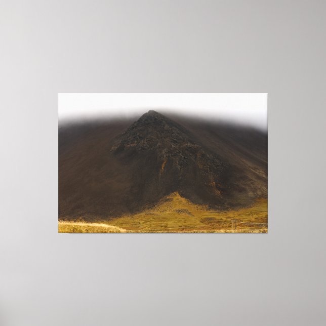 Roche volcanique noire et toile de nuages bas (Recto)