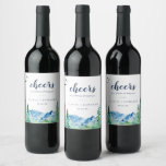 Rocky Mountain Cheers Mariages Étiquettes de vin<br><div class="desc">Ces étiquettes de vin mariage de Rocky Mountain sont parfaits pour une réception de mariage en plein air. Le design comprend un paysage sauvage peint en bleu et vert avec des pins d'aquarelle, des oiseaux et des montagnes. Personnalisez les autocollants de bouteilles de vin avec les noms et la date....</div>