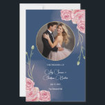 Romantic Navy Blue & Blush Pink Wedding Programme<br><div class="desc">Créez une première impression inoubliable avec cet élégant programme de mariage bleu marine, avec de délicates roses roses roses et une aquarelle fleurie rêvée. Le cadre photo circulaire bordée d'or met magnifiquement en valeur le couple, ajoutant une touche personnelle à l'invitation. Le mélange raffiné de calligraphie et de fontes serif...</div>