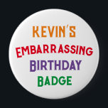 Rond 10 Cm Embarrassant Funny Birthday Badge<br><div class="desc">Le cadeau qui continue à donner année après année! Qui n'aime pas un badge d'anniversaire ? ! Avec ce badge,  vous pouvez le réutiliser tous les ans !</div>