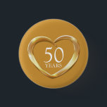 Rond 2,50 Cm 50e anniversaire de mariage d'or badge de coeur<br><div class="desc">Bouton de bouton d'épingle du coeur à effet doré. Lectures : 50 ans. Idéal pour un anniversaire de 50 ans de mariage d'or ou d'autres célébrations de 50 ans. © Uniquement conçu par Sarah Trett. www.sarahtrett.fom pour www.mylittleeden.com</div>
