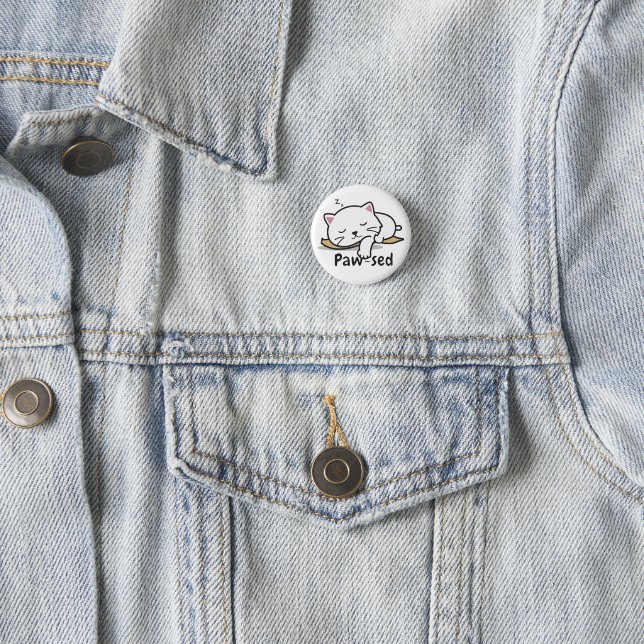 Rond 2,50 Cm Badge Chat Endormi – Vibes Paresseuses, Style Mign (En situation)