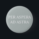 Rond 5 Cm À Travers L'Adversité Aux Étoiles Badge - Grey<br><div class="desc">Un badge élégant avec la citation latine "per aspera ad astra". Une phrase populaire dans la Rome antique,  la traduction est 'à travers l'adversité aux étoiles'. Lettres blanches sur un arrière - plan gris.</div>