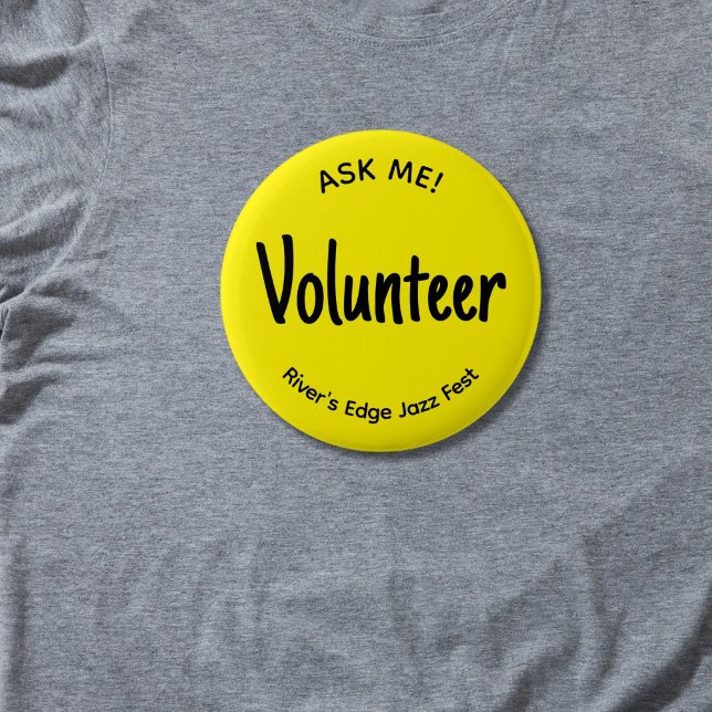 Rond 5 Cm Jaune Demandez-moi un badge de bénévolat (Yellow "ask me!" volunteer pin button badge with custom name of organization or event.)