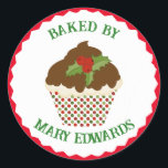 Rond Baked By Christmas Cookie Sticker<br><div class="desc">Cuite avec amour et joie de vacances. Ajoutez une touche de délice festif à vos gâteries maison avec nos stickers "Baked by". Ces étiquettes adorables sont la façon parfaite de personnaliser vos biscuits de Noël,  cupcakes et autres goodies de vacances.</div>