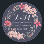 Rond Bleu et rose fleuri Wreath Wedding Favor Sticker<br><div class="desc">Vintage et rustique mariage à couronne florale merci sticker. Décoré avec des dessins aquarelles de fleurs, feuilles et baies. Monogramme autocollant pour les sceaux de mariage ou d'enveloppe faire-part de mariage. Customiser le libellé pour toute occasion spéciale. Bonsoir de printemps, étiquette de douche nuptiale, fête d'anniversaire, dîner fiançailles, baby shower...</div>