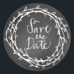 Rond Chalkboard Wreath Wedding Enregistrer le sticker d<br><div class="desc">Tableau vintage rustique à l'aspect collant rond,  avec des graphiques blancs d'une couronne de vigne. Texte graphique blanc : Enregistrer la date. Des produits mariages correspondants sont disponibles.</div>