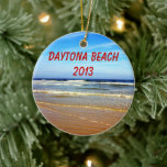 Rond En Céramique Ornement de Daytona Beach<br><div class="desc">Photographie de la plage de Daytona Beach,  Floride. Texte personnalisable : "Daytona Beach 2013" sur le devant et "Les meilleures vacances de tous les temps".</div>