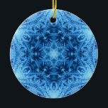Rond En Céramique Ornement de flocon de neige d'étoile de David<br><div class="desc">Conception originale de beaux-arts d'un ornement bleu de flocon de neige d'étoile de David par le concepteur Carolyn McFann du studio de ronronnement et de l'ornement de deux chats.</div>