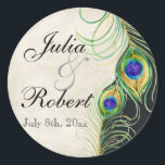 Rond Favoriser Sticker Cadeau - Peacock Feathers Mariag<br><div class="desc">PALETTE DE COULEUR : Noir, tan, crème, or, bleu, vert et violet. COLLECTION DE DESIGN : Il s'agit d'un ensemble d'invitations de mariage de produits complets assortis. Modernes et contemporaines, les Peacock Feathers Wedding Invitations sont à la mode, élégantes et chic. L'oeuvre est issue de l'aquarelle originale peinte à la...</div>