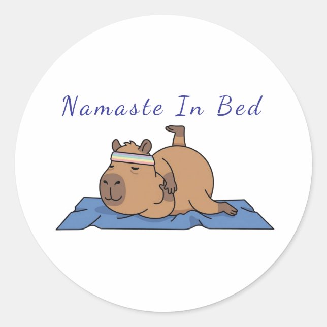 Rond Funny Capybara Yoga Sticker – Namaste In Bed (Devant)