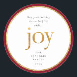 Rond Gold Joy Modern Christmas Classic Round Sticker<br><div class="desc">Que votre saison des fêtes soit remplie de joie. Maillot d'or en fausse feuille de joie en lettrage et cadre en faux film rond avec bordure rouge vin foncé,  autocollant de vacances.</div>