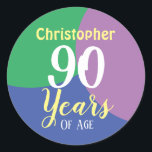 Rond Happy 90th Birthday Classic Round Sticker<br><div class="desc">Autocollants cadeaux d'anniversaire. Célébrez un anniversaire avec un autocollant personnalisé indiquant le nom du récipiendaire et le nombre d'années. Sticker pour 90 ans.</div>