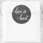 Rond L'amour est Sweet Chalkboard Mariage Favor Sticker<br><div class="desc">Des autocollants de mariage modernes et tendance avec un design de typographie blanche mignonne qui dit l'amour est doux sur un arrière - plan imprimé en damier noir. Joli et cool étiquettes à utiliser pour les faveurs de mariage.</div>