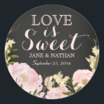 Rond Love is Sweet Chalkboard Mariage Sticker<br><div class="desc">Plus de jolis stickers de mariage floral dans le magasin Little Bayleigh! Oeuvre de : www.createthecut.com</div>