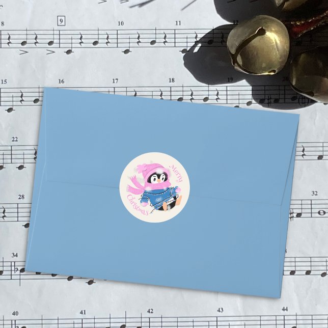 Rond Penguin enchevêtré dans les lumières Sticker de No (Cute penguin entangles in Christmas light round Holiday sticker . )