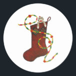 Rond Sock Singe Christmas Stocker Sticker<br><div class="desc">Le Sock Monkey Christmas Stocking Sticker design sur cet autocollant est d'une peinture acrylique de Julia Morrill d'un stock de Noël qu'elle avait fait et brodé avec un singe chaussette comme ceux qu'elle fabriquait.</div>